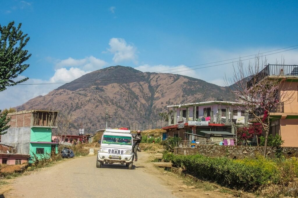 कारहरू आउँदा कुडी गाउँका बासिन्दाहरू अत्यन्तै खुसी हुन्छन्