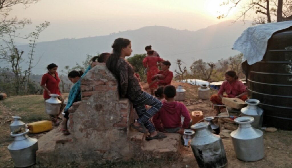 एक गाग्री पानीको लागि घण्टौं कुर्नु, दमौलीमा अवस्था झनै खराब