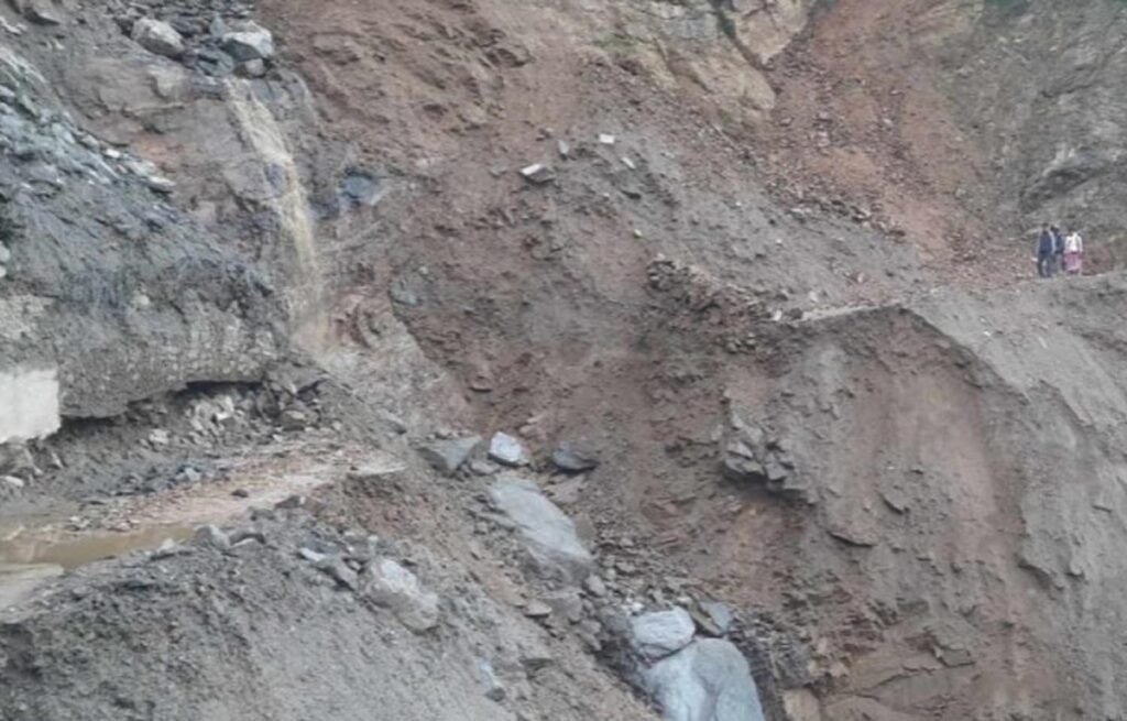 कर्णाली राजमार्ग बन्द हुने गरी पहिरो खसेको छ