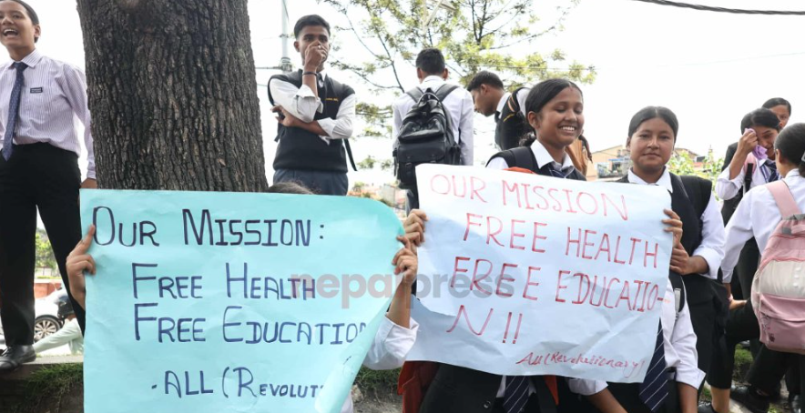 विद्यार्थीलाई पोशाकमै आन्दोलनमा ल्याएपछि प्रहरीको हस्तक्षेप