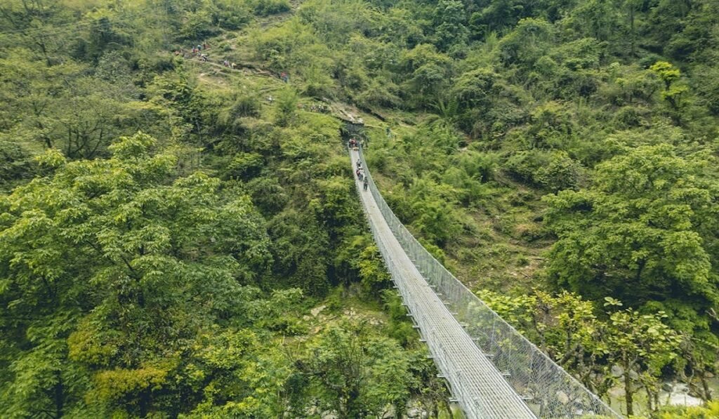 संरक्षणको अभावमा त्रिवेणी झोलुङ्गे पुल बन्द छ