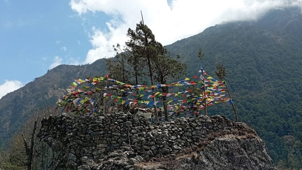 केसीएमा ट्रेल क्यामेरा र जीपीएस युनिटहरू स्थापना गरिँदै छन्