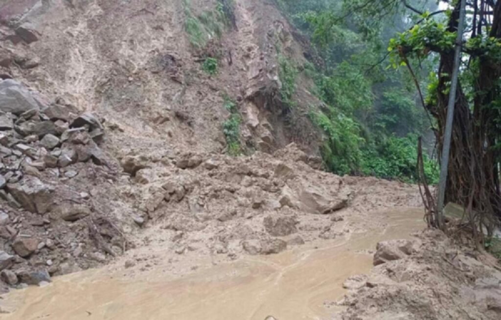 पहिरोका कारण नेपालका छ प्रमुख मार्गहरू बन्द भएका छन्