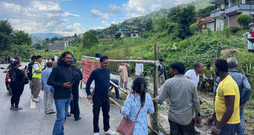 नेवाः राष्ट्रिय परिषद्ले धादिङको धार्के सडकमा लगायो बार
