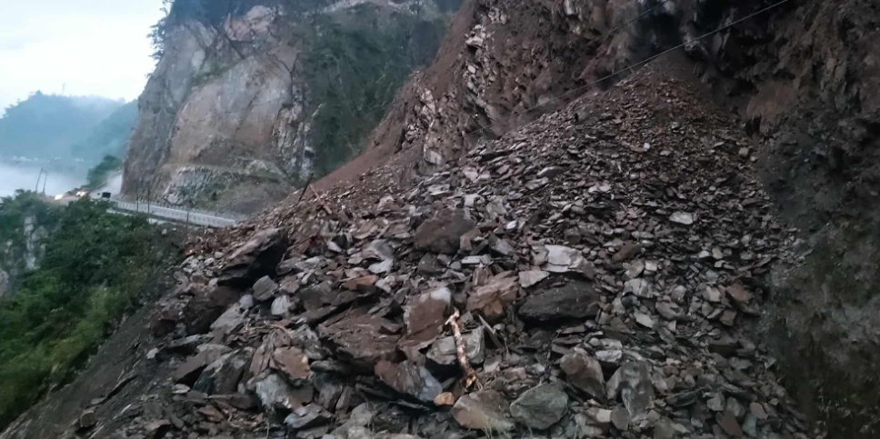 पहिरोको कारण हिजोदेखि नारायणगढ-मुग्लिन सडक बन्द, वैकल्पिक सडक प्रयोग गर्न सडक डिभिजनको अनुरोध