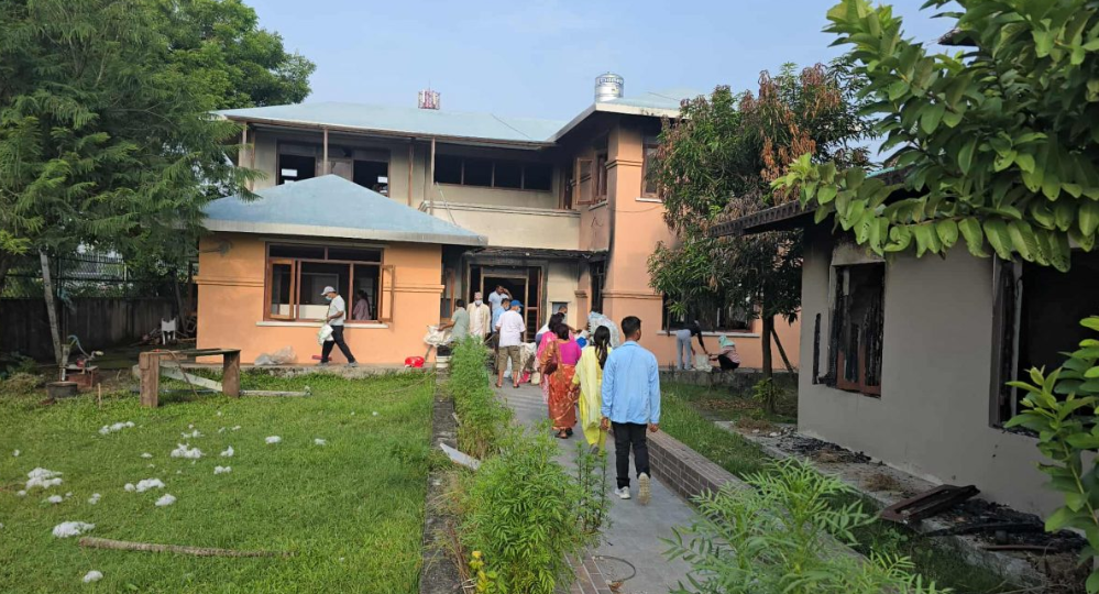 आन्दोलनको निशानामा परेका पार्टी कार्यालय र नेता-कार्यकर्ताको घर पुनर्निर्माणमा एमाले कार्यकर्ता