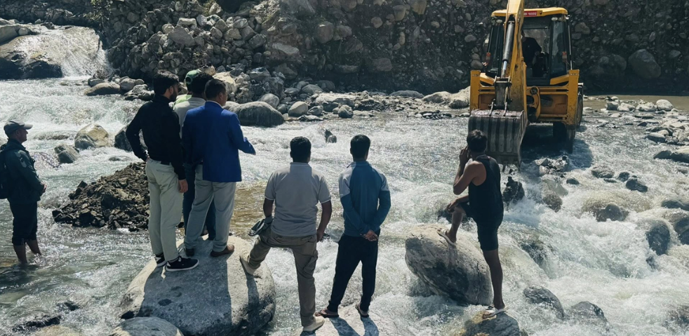 चार महिनापछि मार्तडी–कोल्टी सडकमा बस, २६ वर्षदेखि कालोपत्रेमा हिँड्ने सपना अधुरै